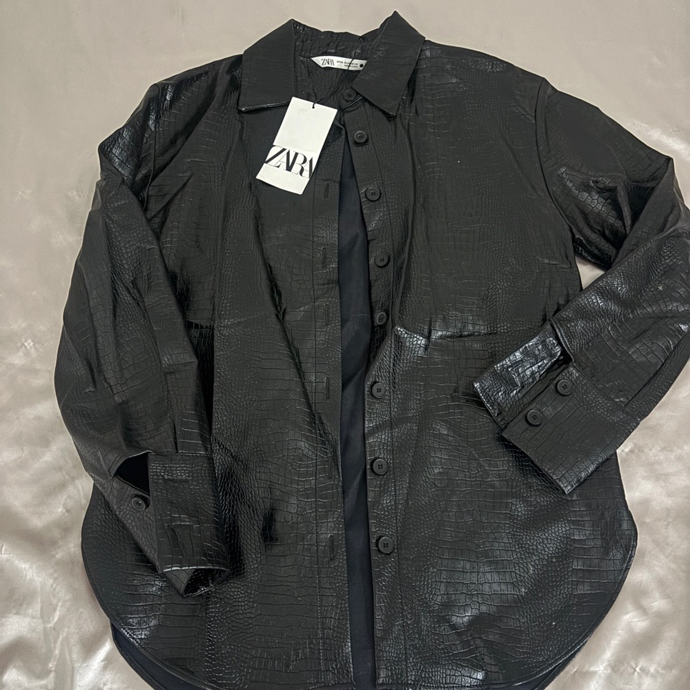 Zara Black Textured Button-Up Shirt ⭐️